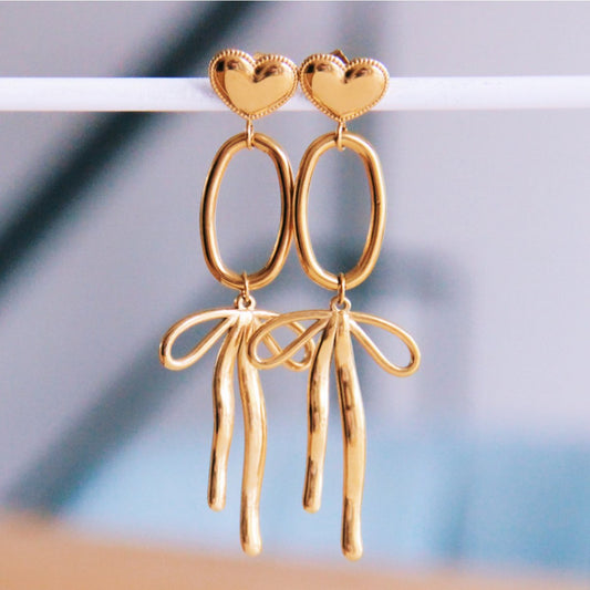 Statement earring with elegant bow pendant