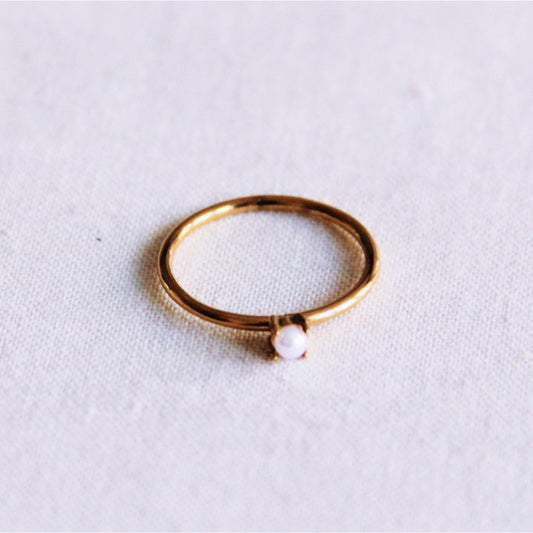 Minimalist ring with mini pearl - gold
