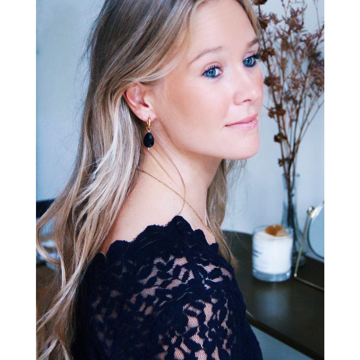 Wide hoop earrings with shiny drop - black