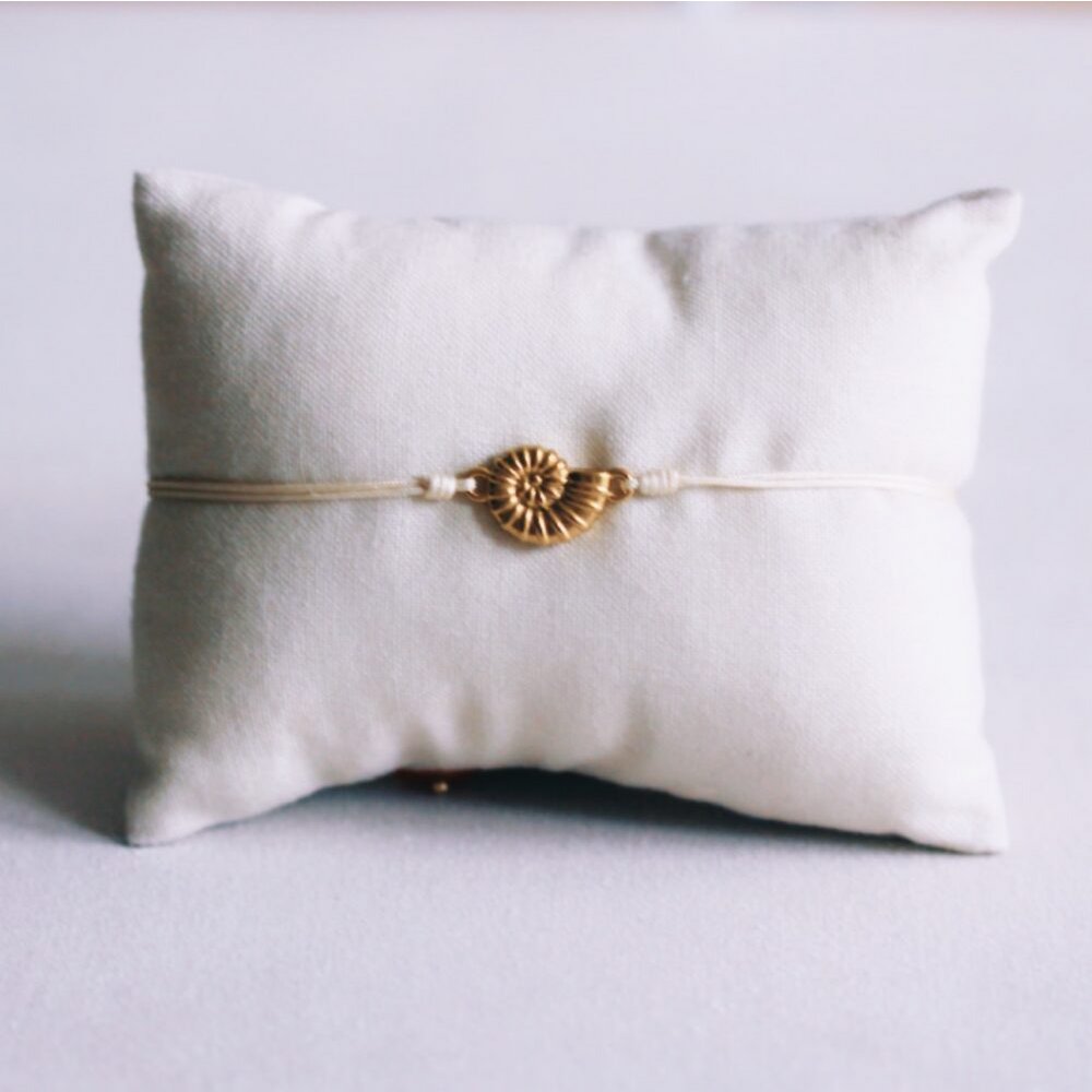 Satin bracelet with shell - sand