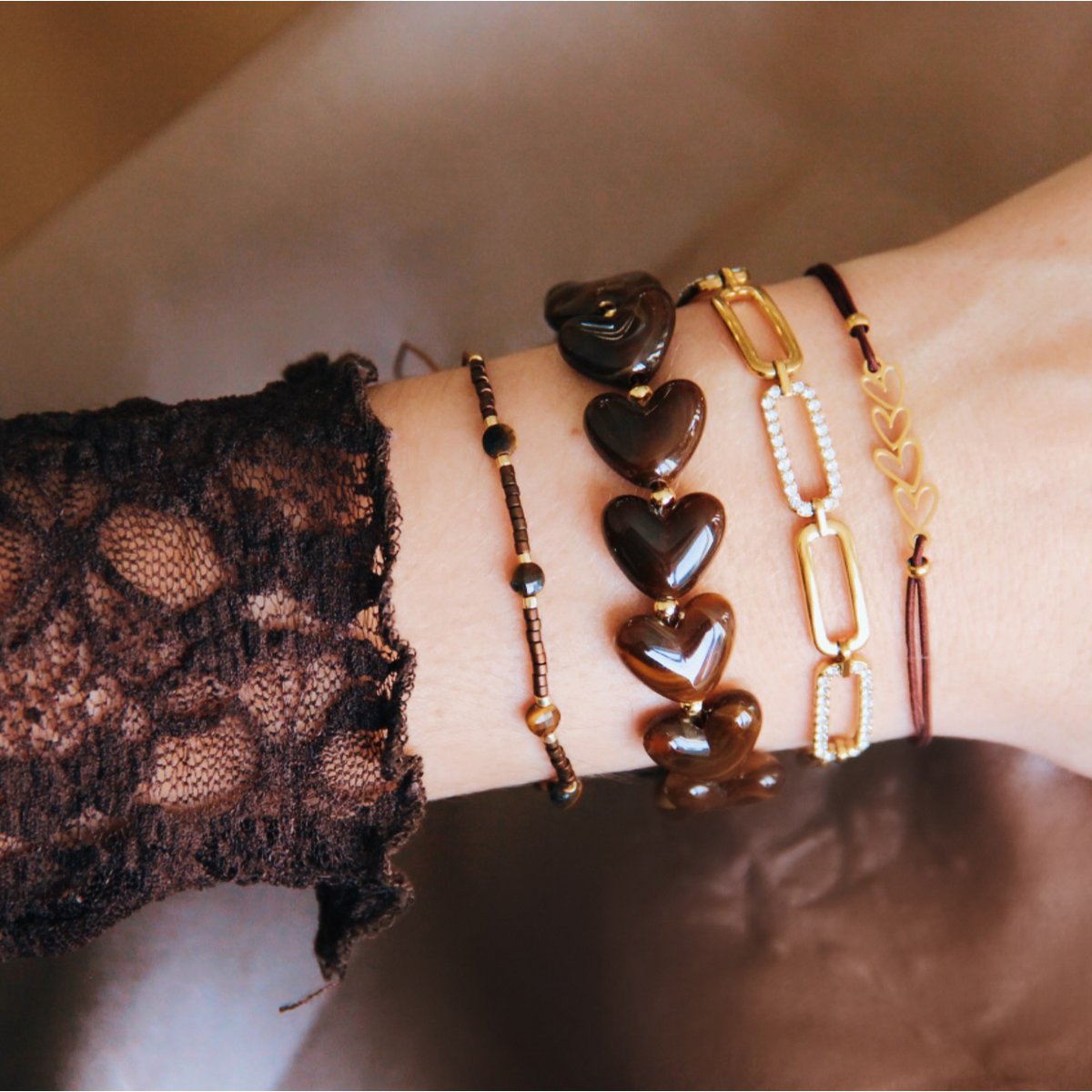 Beaded bracelet of heart-shaped resin XL - brown