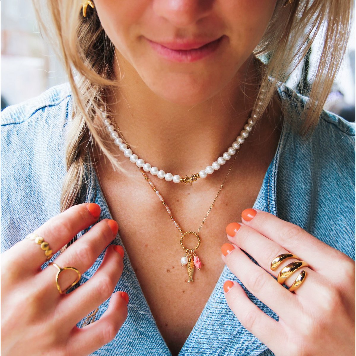 Fine necklace with facets, round pendant with pearl, fish and turtle