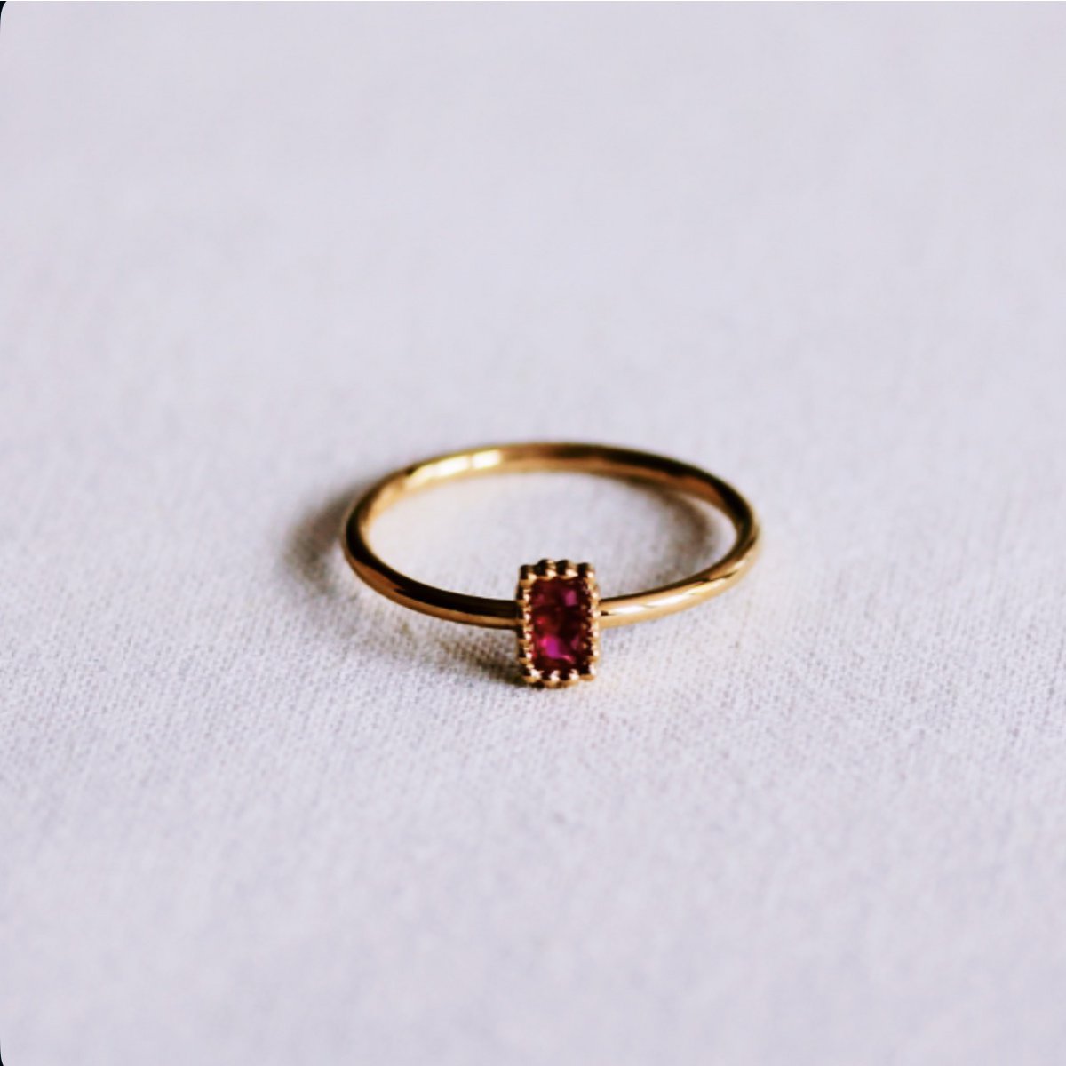 Minimalist ring with crystal stone - fuchsia