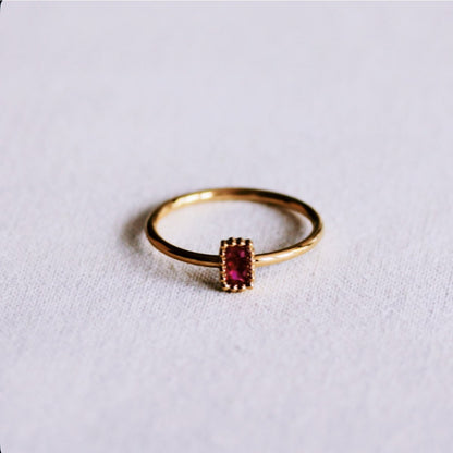 Minimalist ring with crystal stone - fuchsia