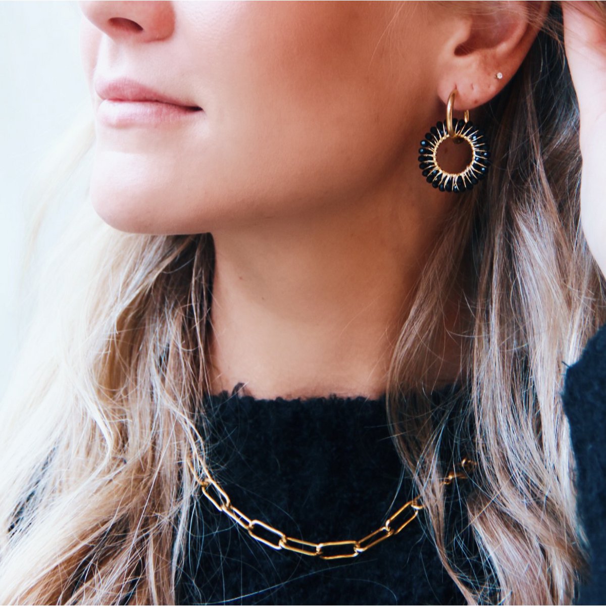 Stainless steel earring with round facet pendant - black/gold