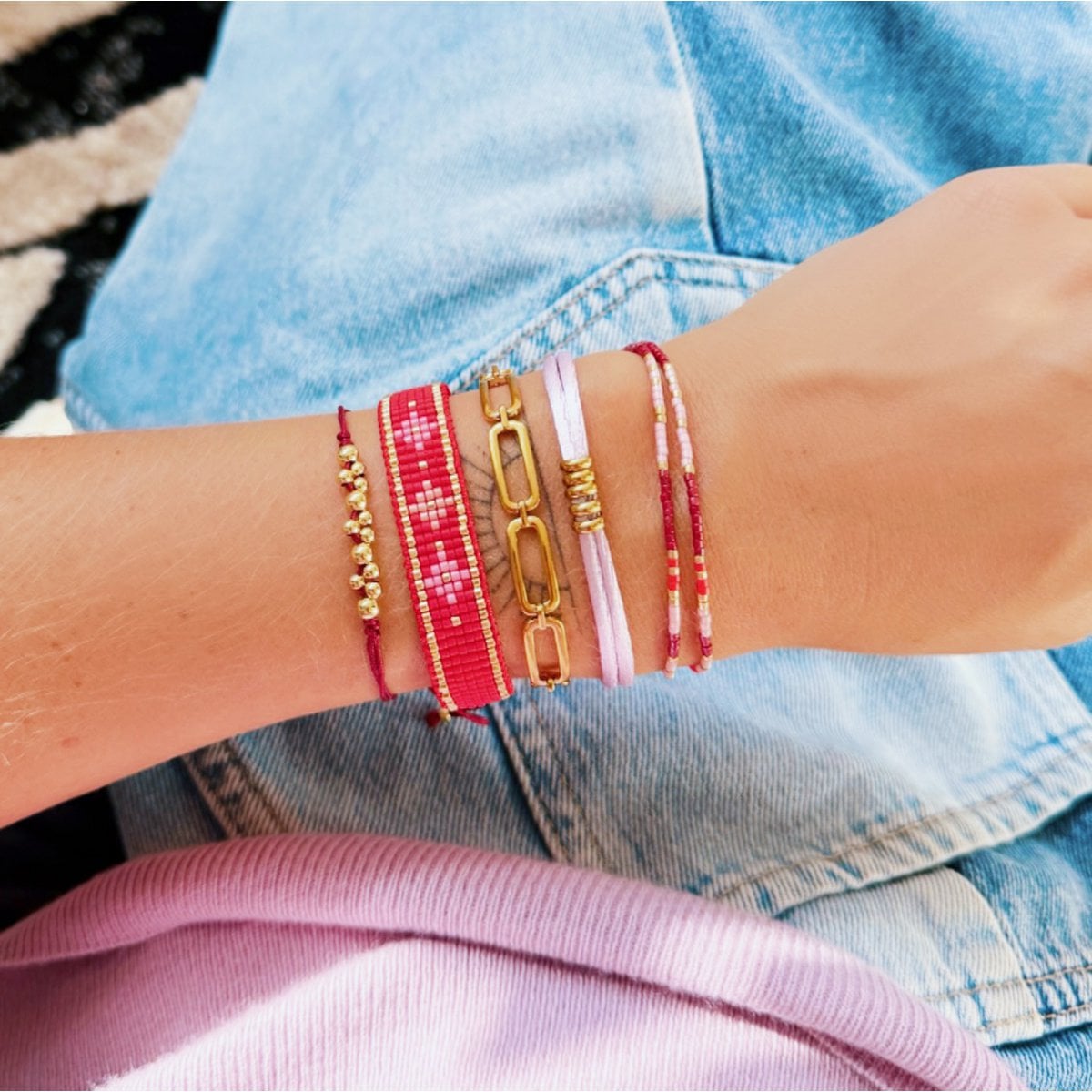 Satin bracelet with gold-colored beads - burgundy