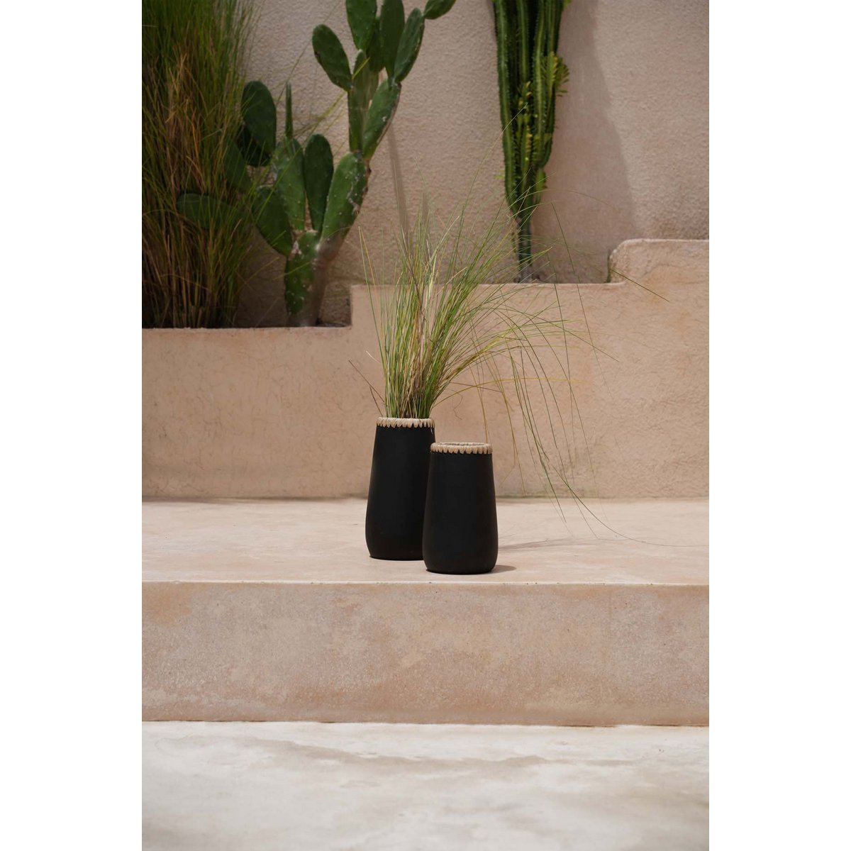 The Sneaky Vase - Black Natural - L