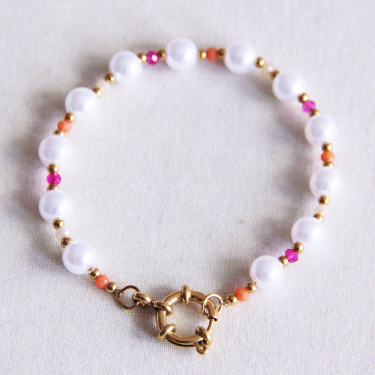 Faceted pearl bracelet with round clasp - pink/orange