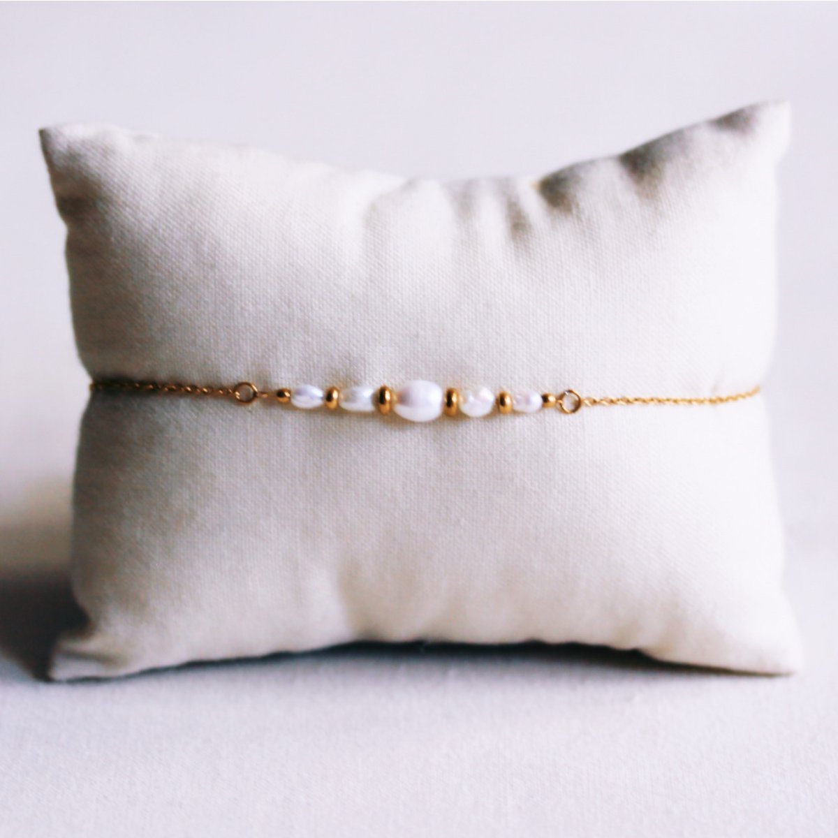 Delicate bracelet with small pearls and gold-tone details