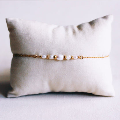 Delicate bracelet with small pearls and gold-tone details