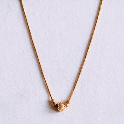 Fine snake chain with a detailed heart charm and small beads – gold