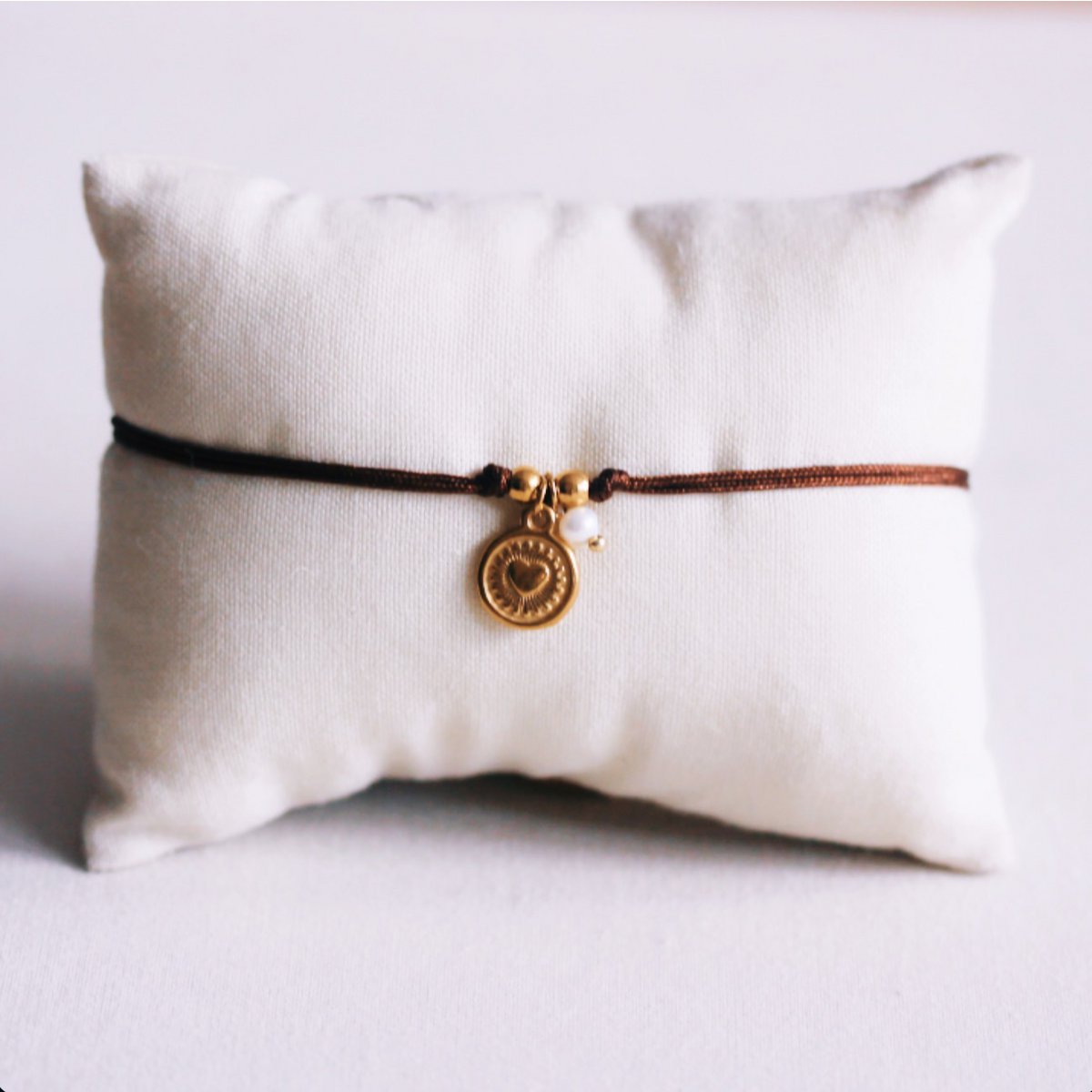 Satin bracelet with coin and pearl - brown