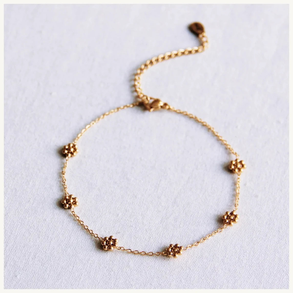Fine anklet with daisy flowers – gold