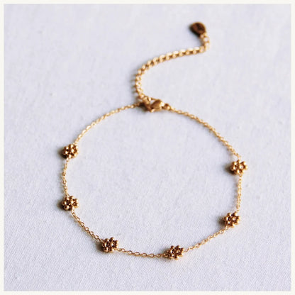 Fine anklet with daisy flowers – gold