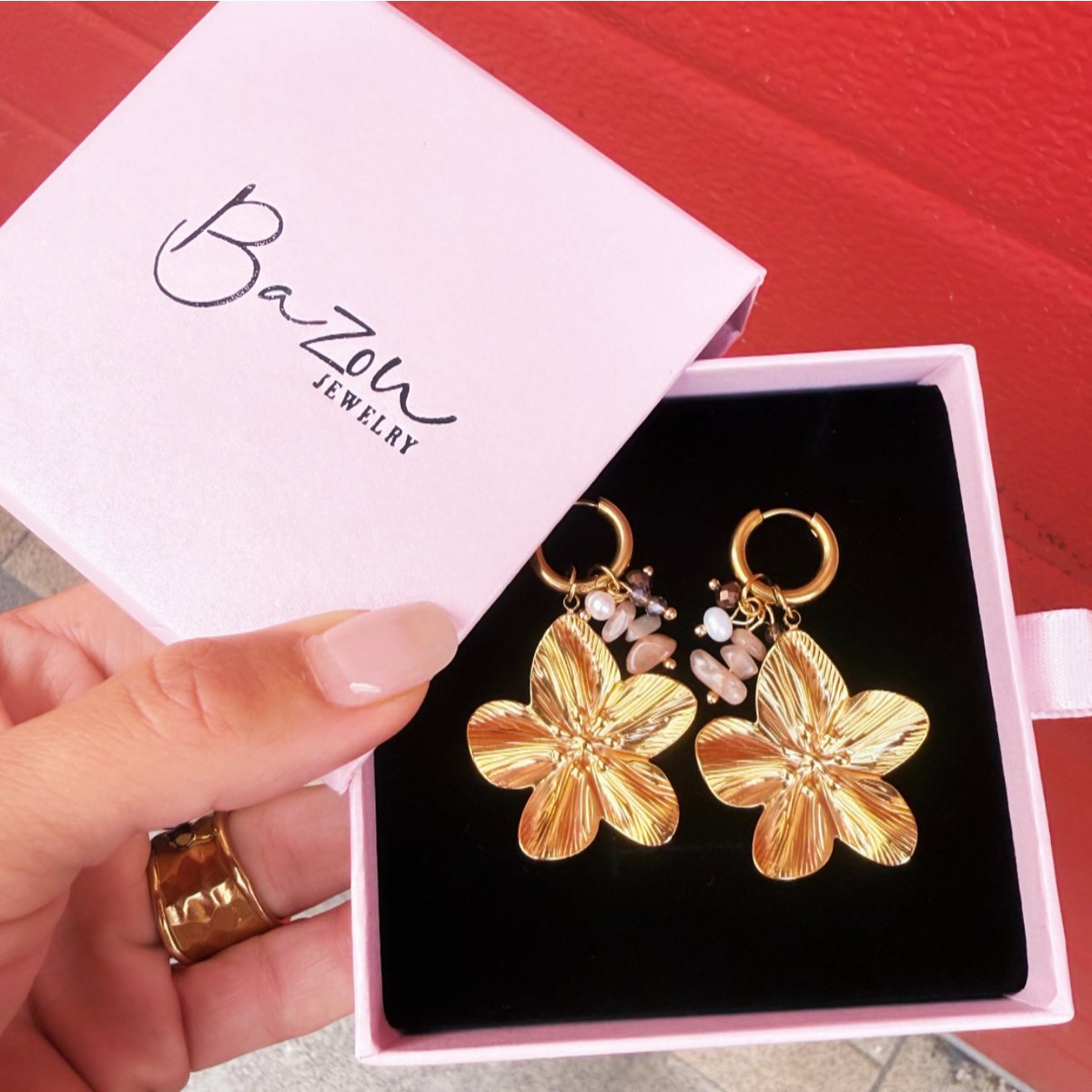 Earring with a cluster of gemstones and flower - nude