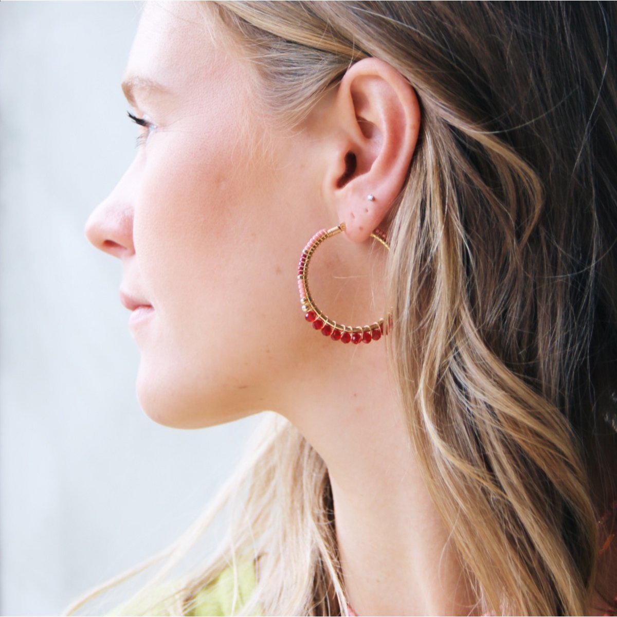 Round faceted Miyuki hoops - red/pink