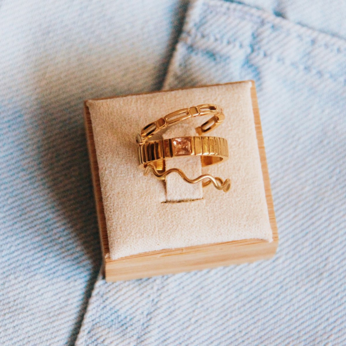 R608: Stainless steel minimalist ring with cubes - gold