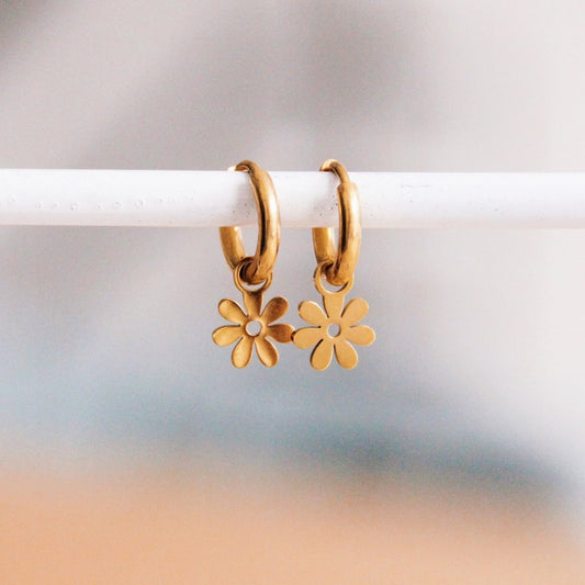 Stainless steel hoop earrings with daisy flower - gold