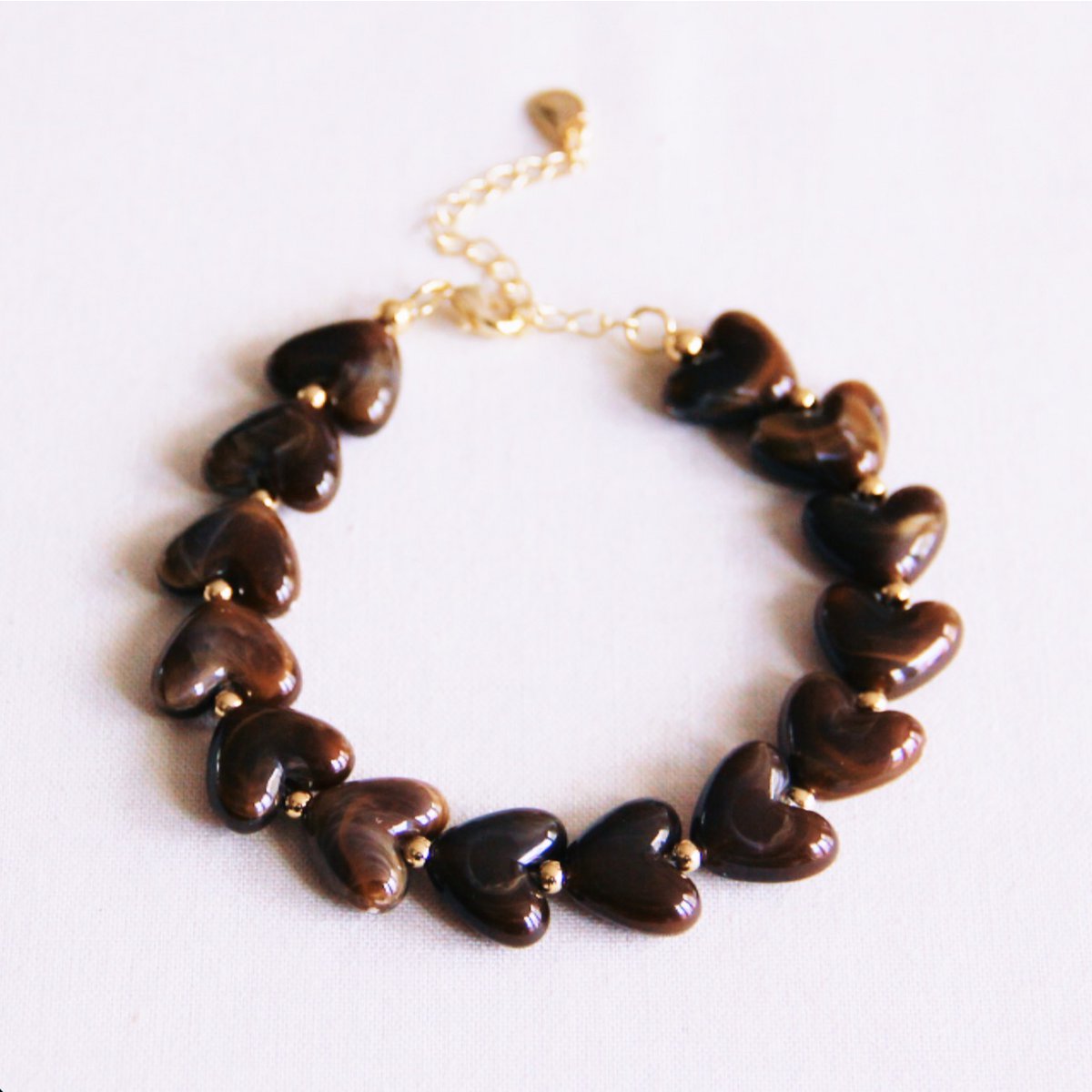 Beaded bracelet of heart-shaped resin XL - brown