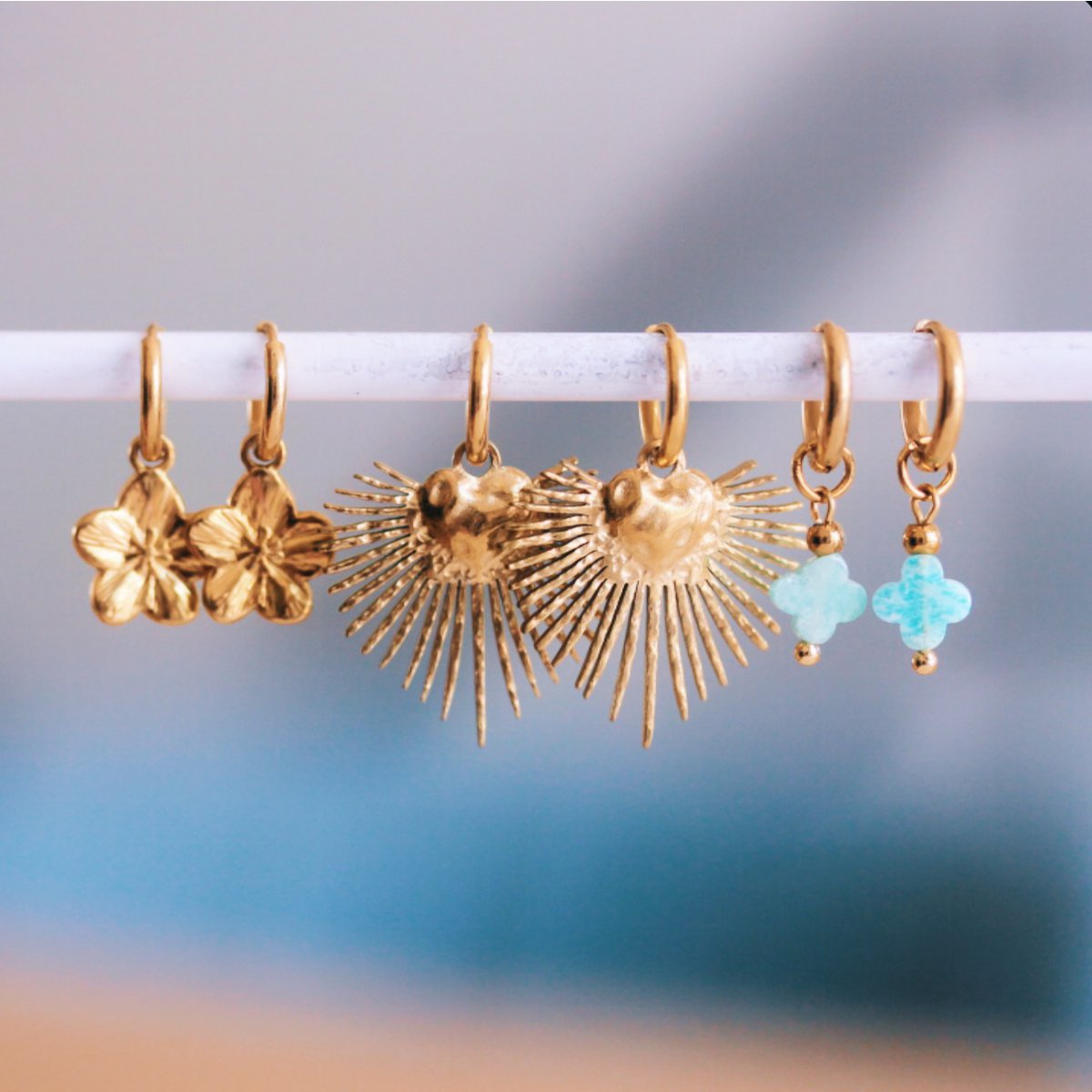 Stainless steel hoop earrings with dotted heart - gold