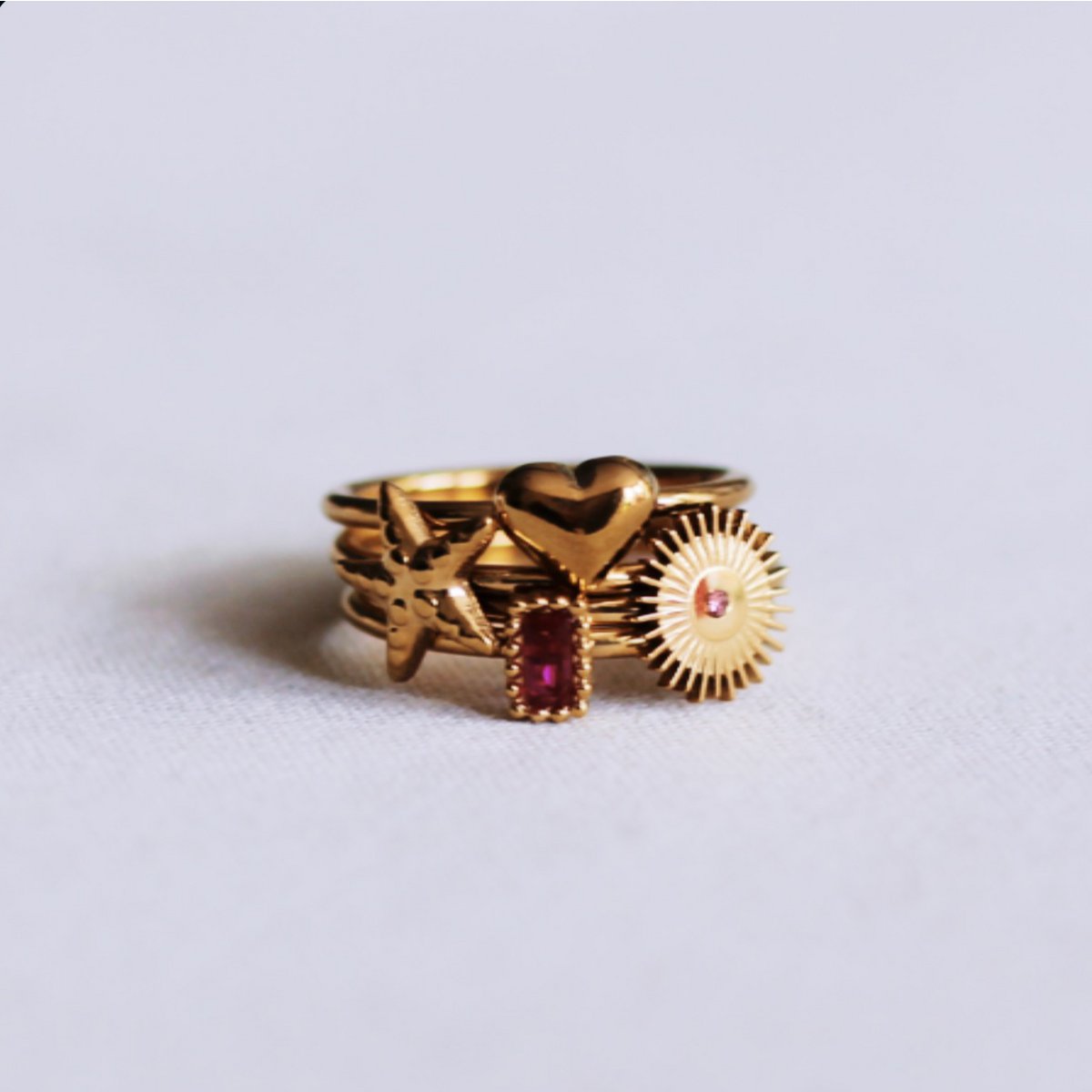 Minimalist ring with starfish