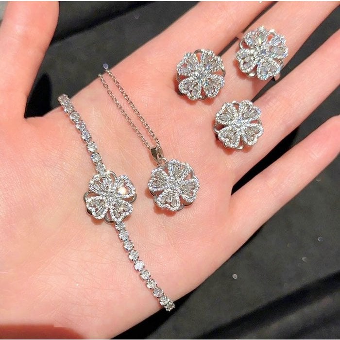 Dazzling Turning Four Leaf Clover Jewelry Set