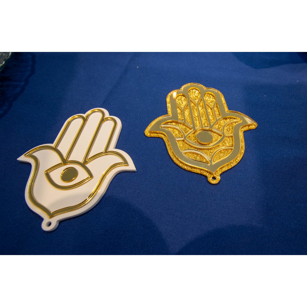 White and gold decorative hand 9.7x11.3x0.5cm