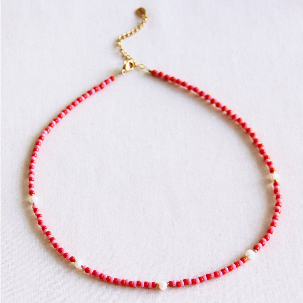 Beaded necklace with pearls - red/pink