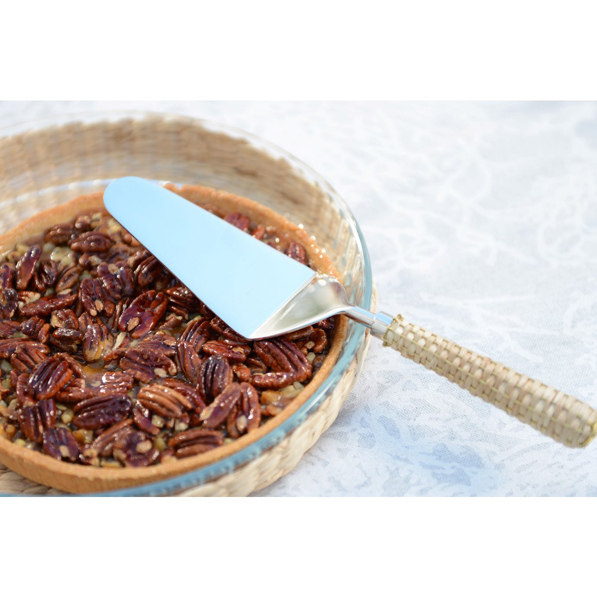 Beige pie shovel with wicker handle