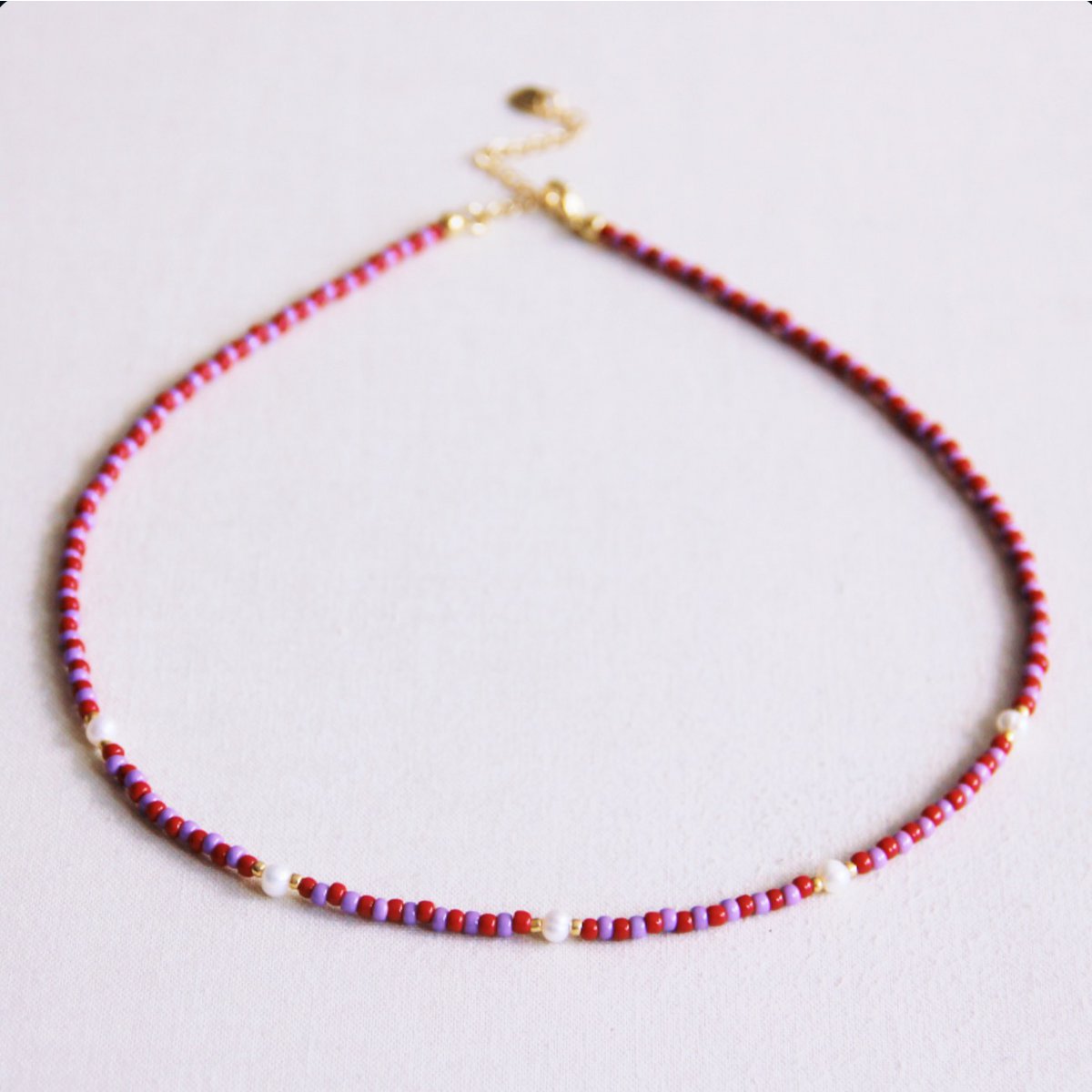 Beaded necklace with pearls - red/purple
