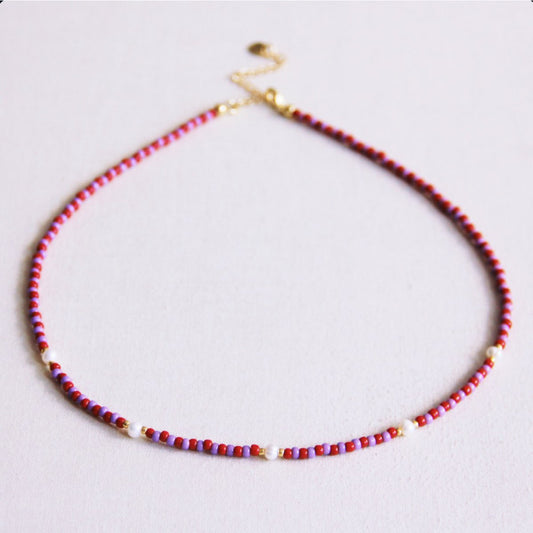 Beaded necklace with pearls - red/purple
