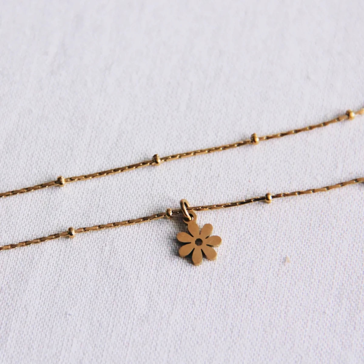 Fine anklet with daisy flower – gold