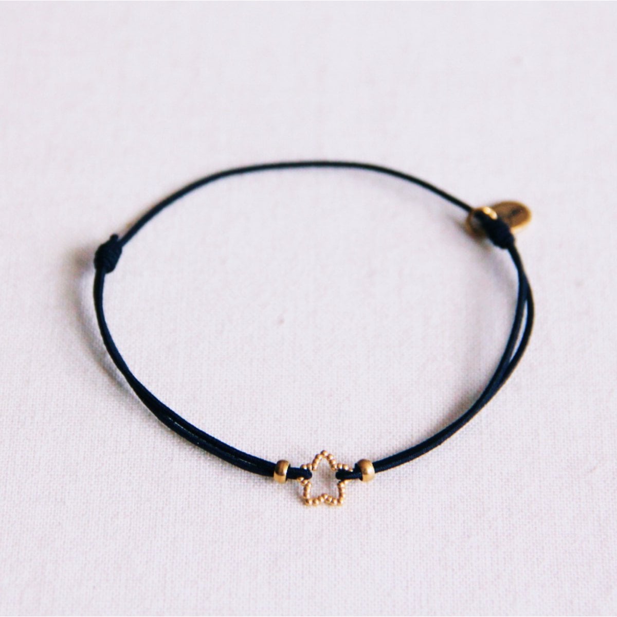Elastic bracelet with dotted star - black