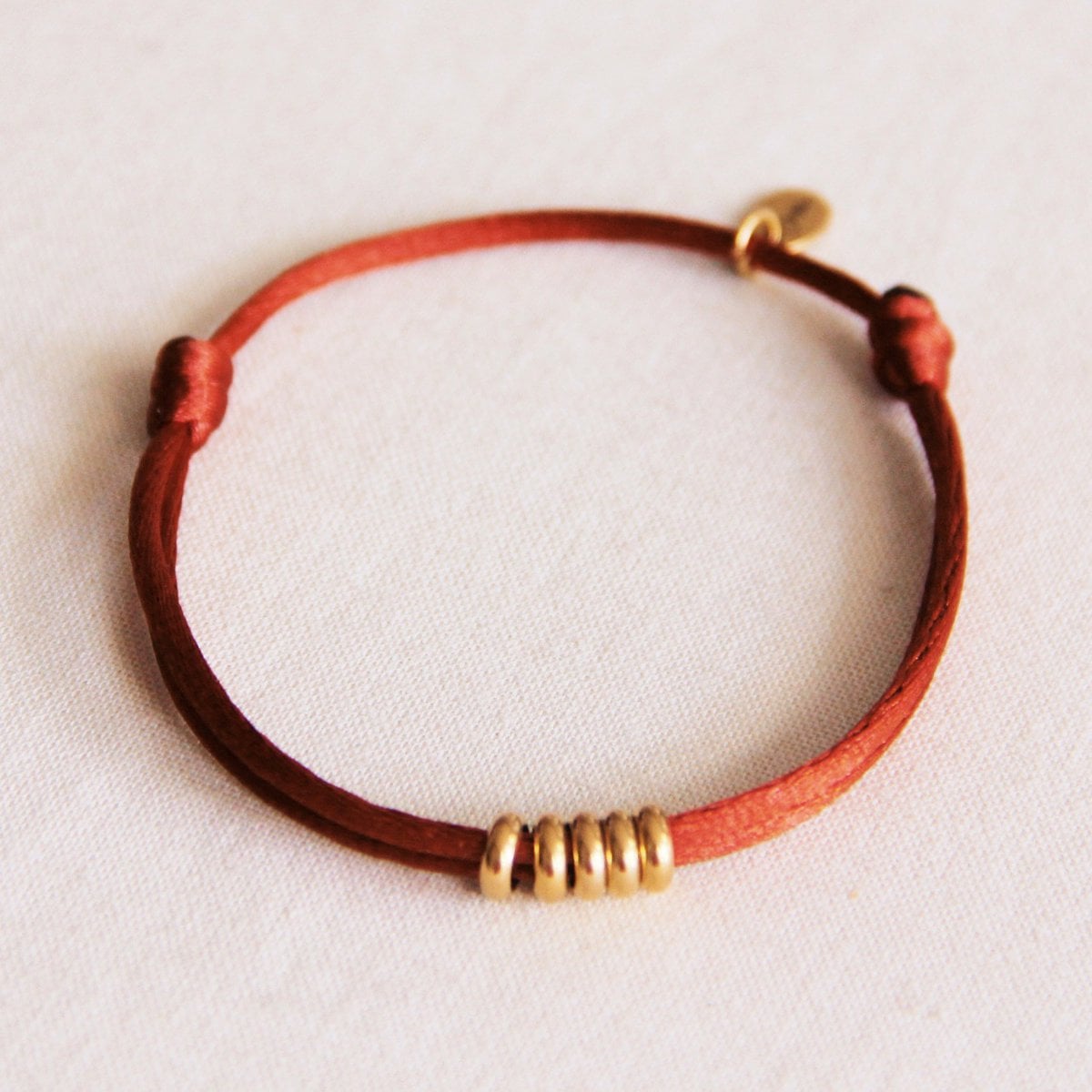 Satin bracelet with rings – cognac/gold