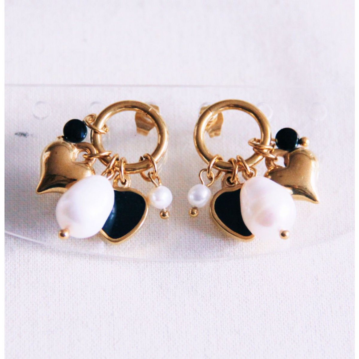 Round stud earrings with cluster of hearts, pearls and facet - black/gold