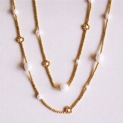 Long beaded necklace with pearls and daisy flowers