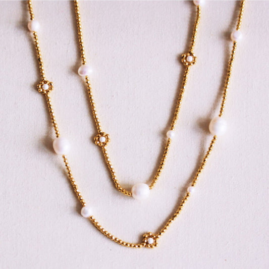 Long beaded necklace with pearls and daisy flowers