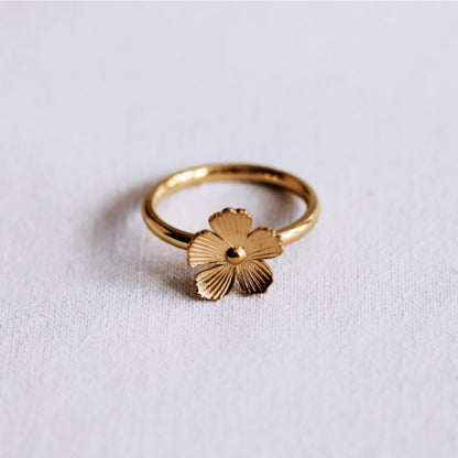 Minimalist ring with a small flower
