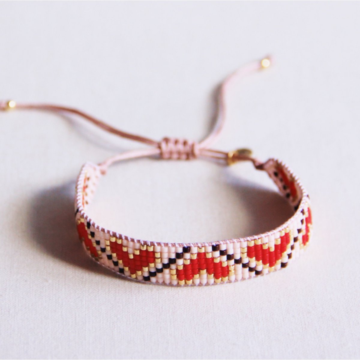 Heart-pattern woven bracelet - red/brown