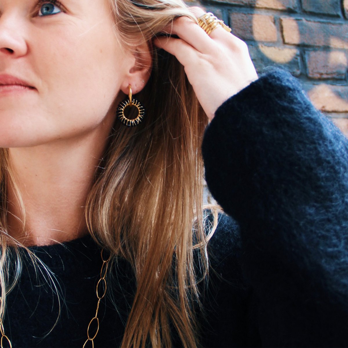 Stainless steel earring with round facet pendant - black/gold