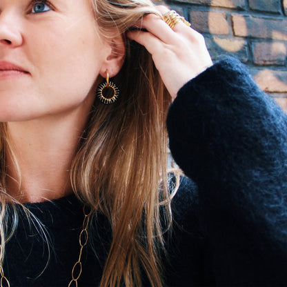 Stainless steel earring with round facet pendant - black/gold