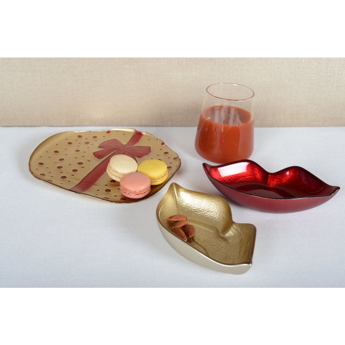 Golden flat plate with red butterfly knot 21x21x2cm