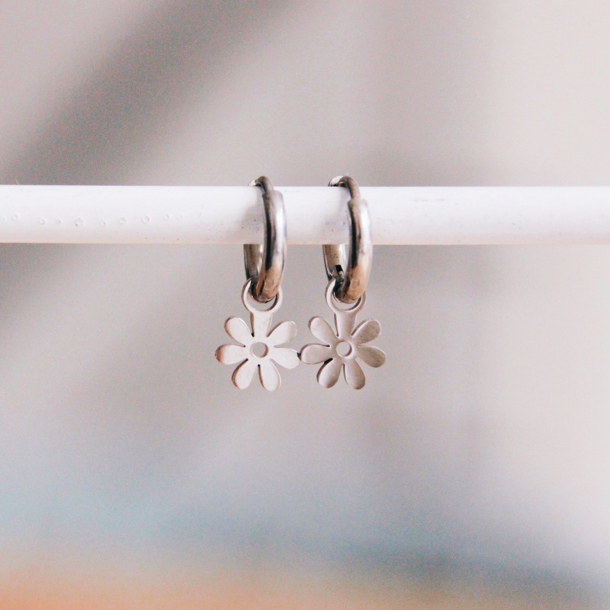Stainless steel hoop earrings with daisy flower - silver