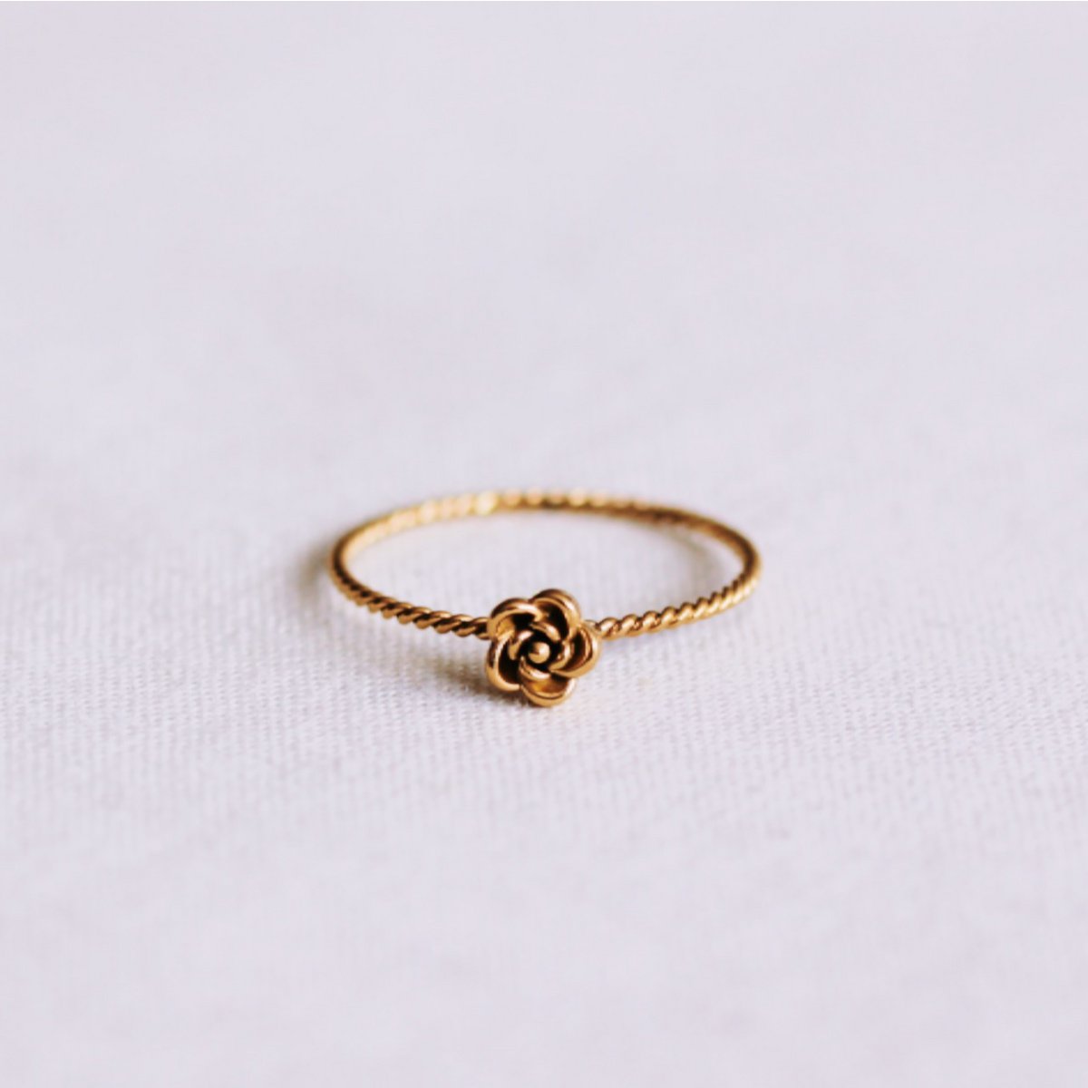 Minimalist twisted ring with a small rose