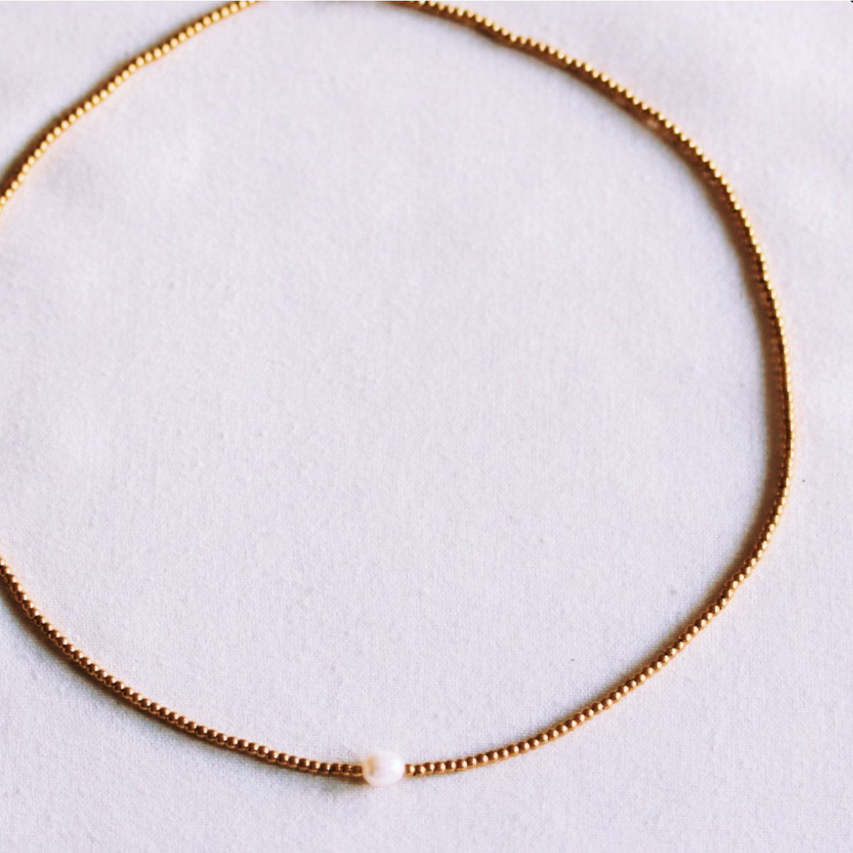 Minimalist beaded necklace with a small pearl