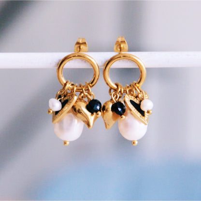 Round stud earrings with cluster of hearts, pearls and facet - black/gold