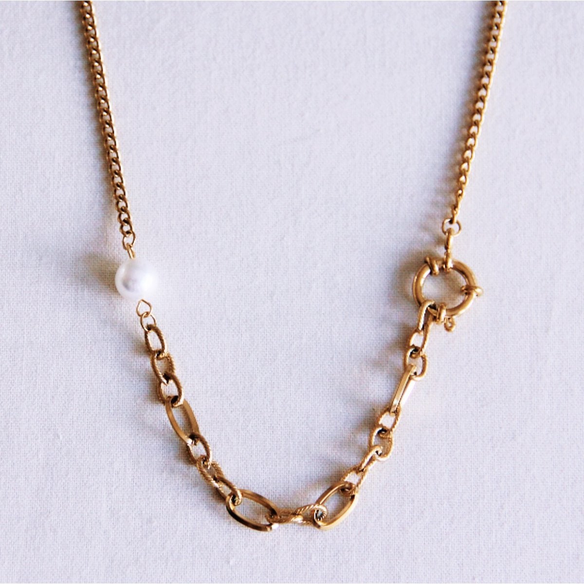 Link chain with round clasp, pearl and decorated links