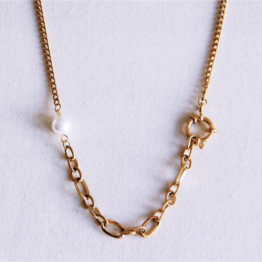 Link chain with round clasp, pearl and decorated links