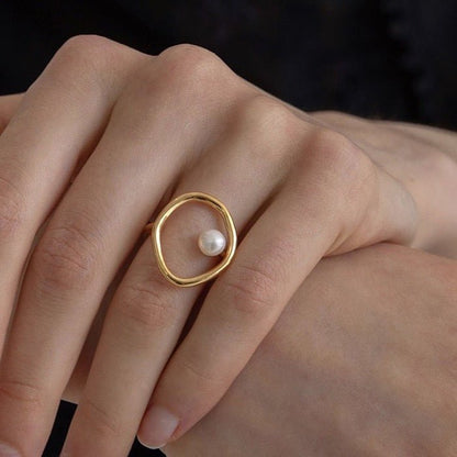 Minimalist oval line ring with freshwater pearl