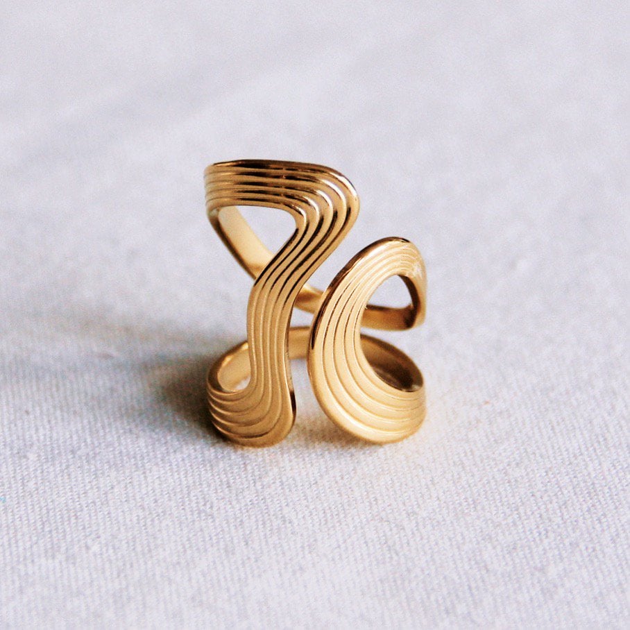 Statement Retro striped XL ring - gold